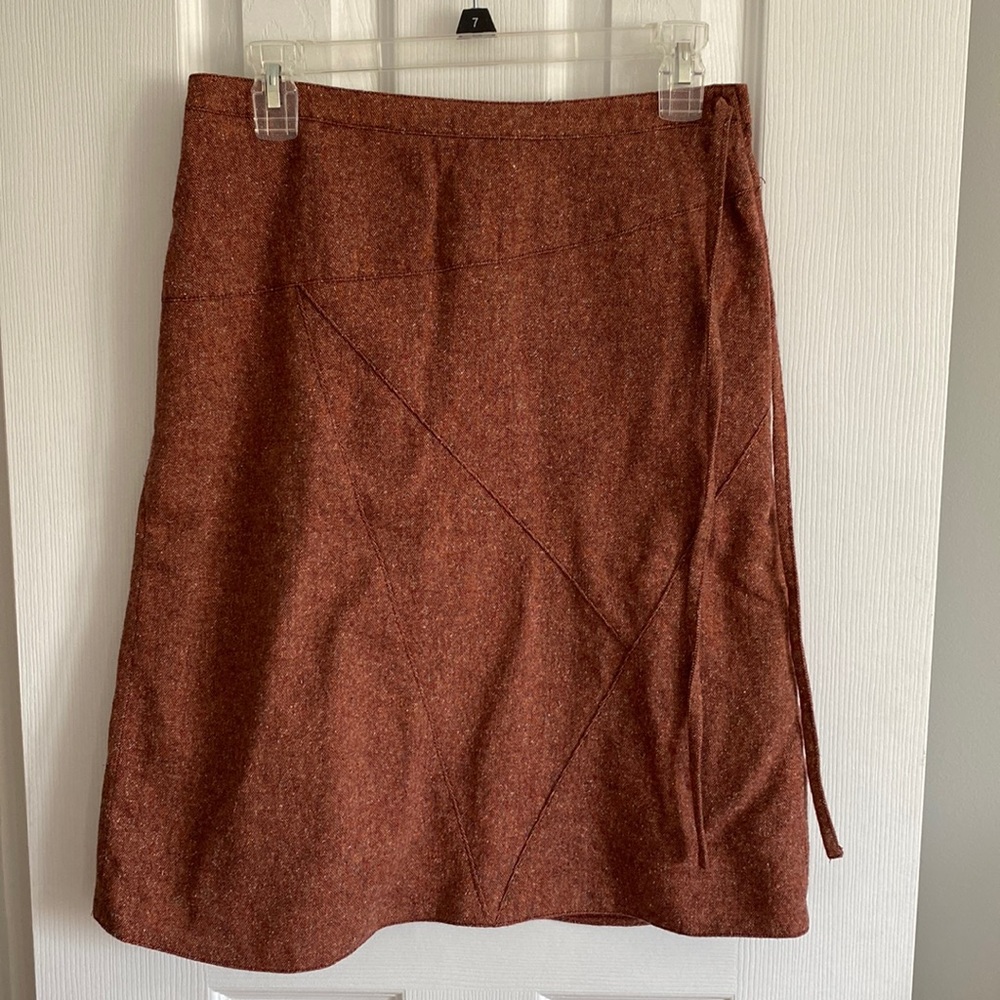 H & M rust-coloured midi skirt in tweed material.